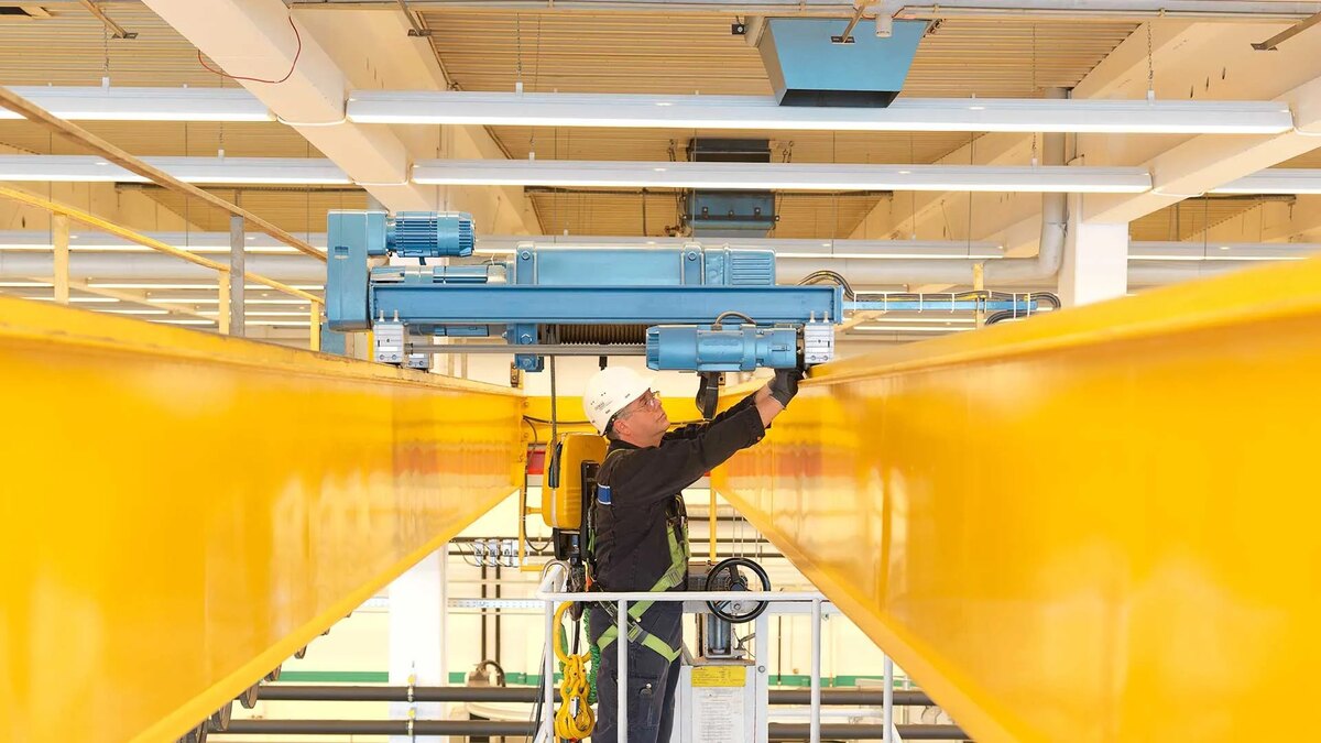 Wire rope hoist drum